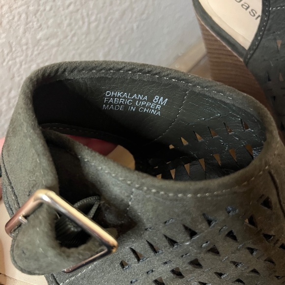 Jasmin Women's Wedges Size 8 Hunter Green Suede with buckle closure - Picture 9 of 11